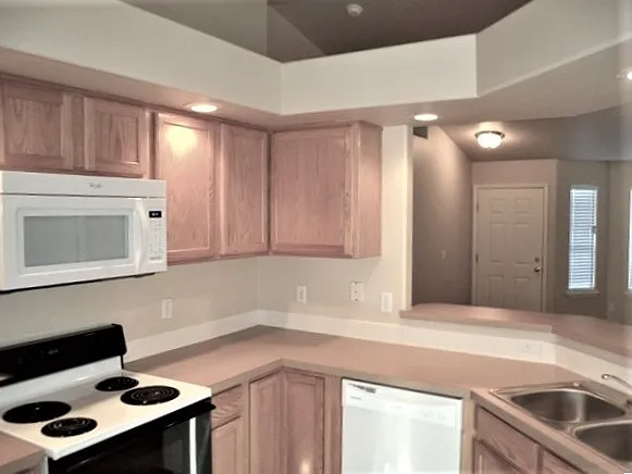 3 bed, 2.0 bath, 1126 sqft, $2,185 — Photo 2