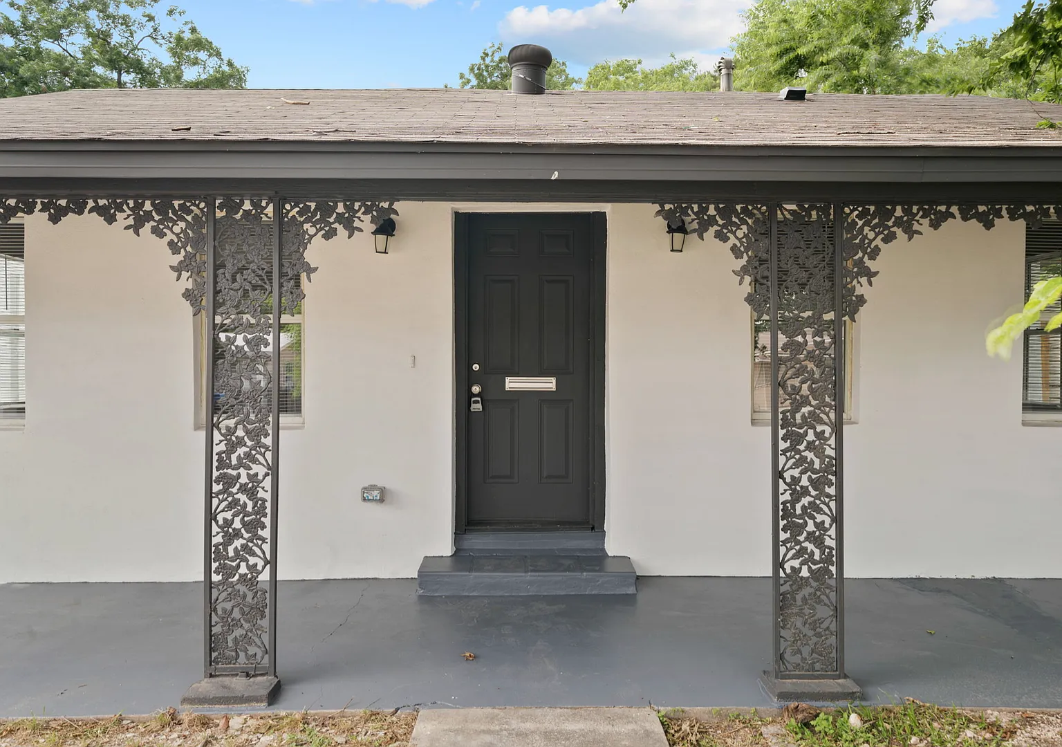 Beautiful newly remodeled 3 bd | 2 ba Available NOW! Located 10 min from Alamo Quarry! — Photo 2