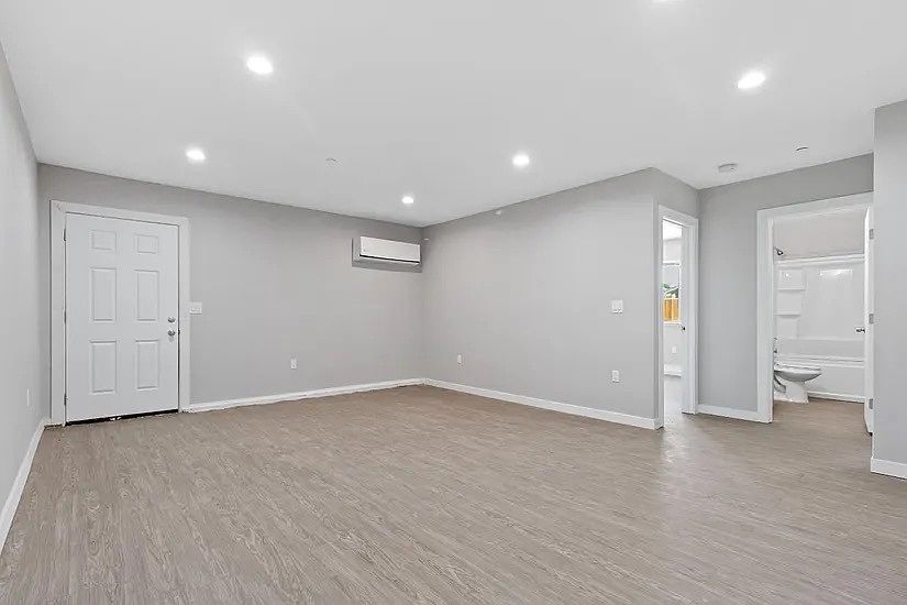 2nd image of 26825 Woodland Ave #1