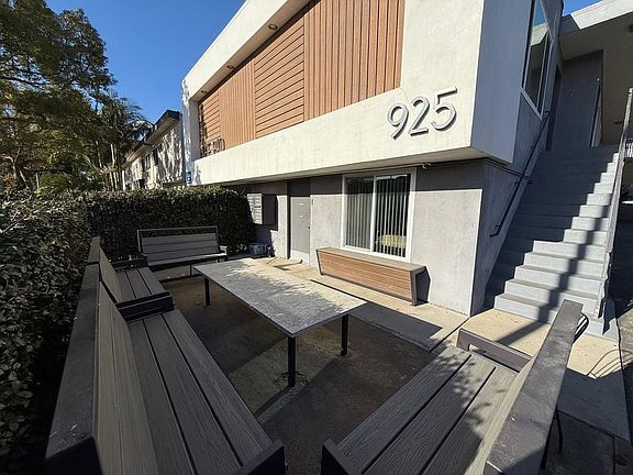 2nd image of 925 W 30th St APT 10