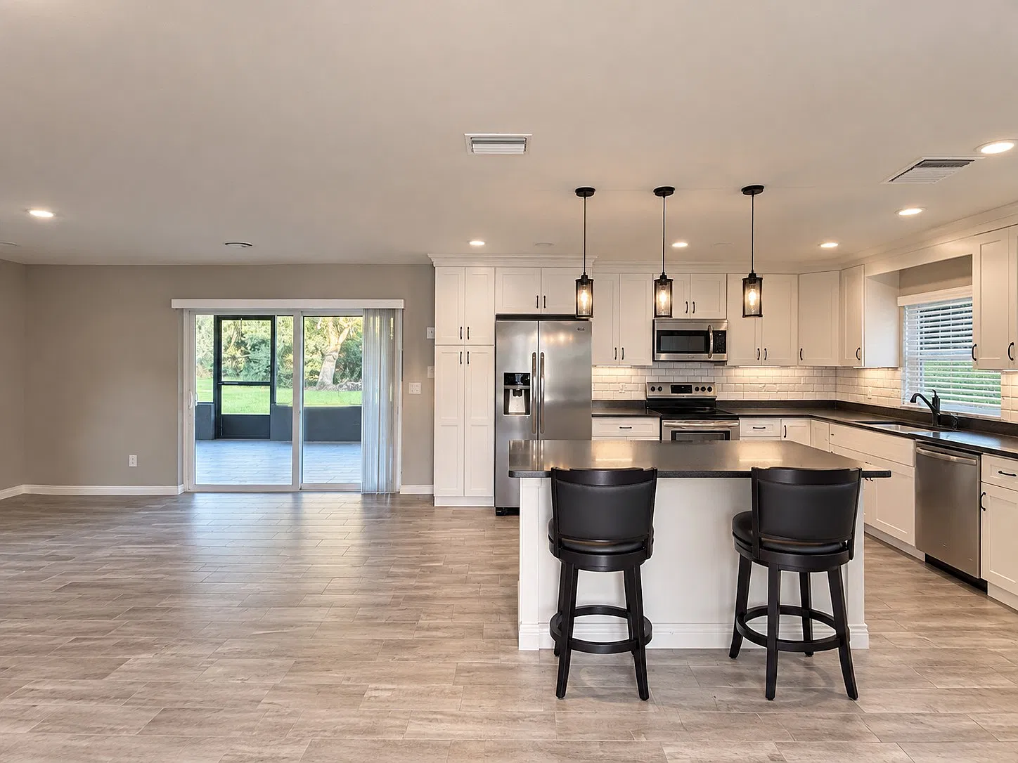 2 bed, 1295 sqft, $1,950 — Photo 3