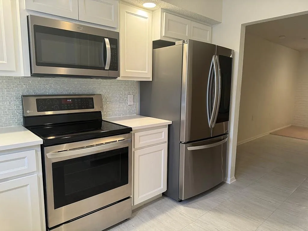3 bed, 2.0 bath, 1750 sqft, $2,100 — Photo 2