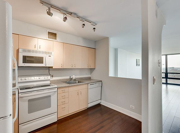 5th image of 1636 N Wells St APT 1608