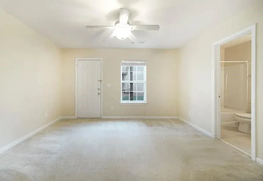 4 bed, 3.5 bath, 1860 sqft, $2,299 — Photo 3
