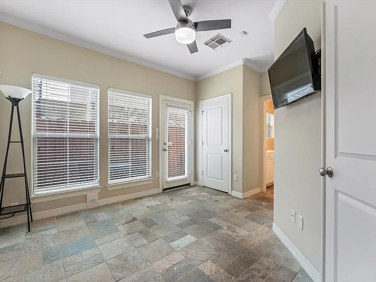 906 Reinicke St — Photo 8