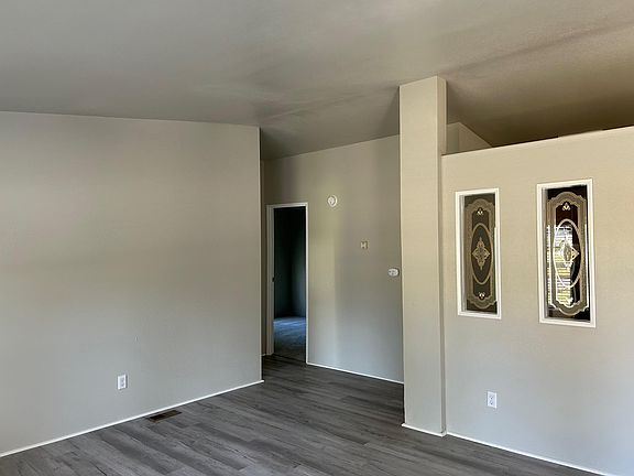 3rd image of 1919 Crestwood Ln