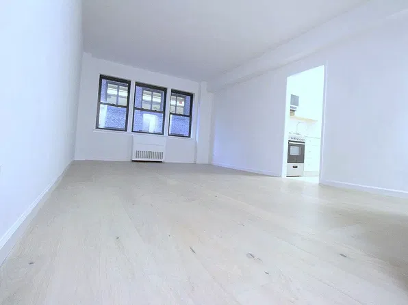 240 E 46th St APT 8B, New York, NY 10017