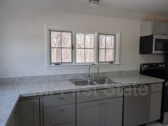 3rd image of 32 Deer Run Dr
