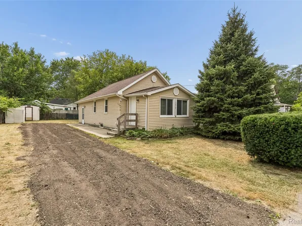 1470 Donovan St, Burton, MI 48529