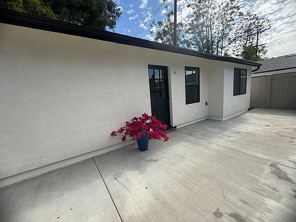 2nd image of 3059 Sycamore Ave #B
