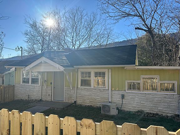 4th image of 4415 Seneca Ave