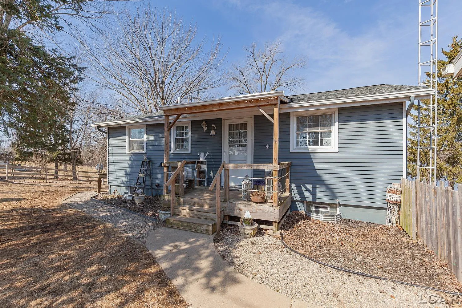 310 Sunset Dr photo 1