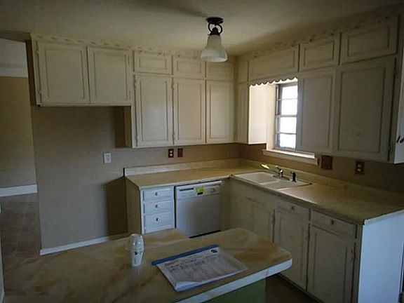 2nd image of 220 S Parks Dr