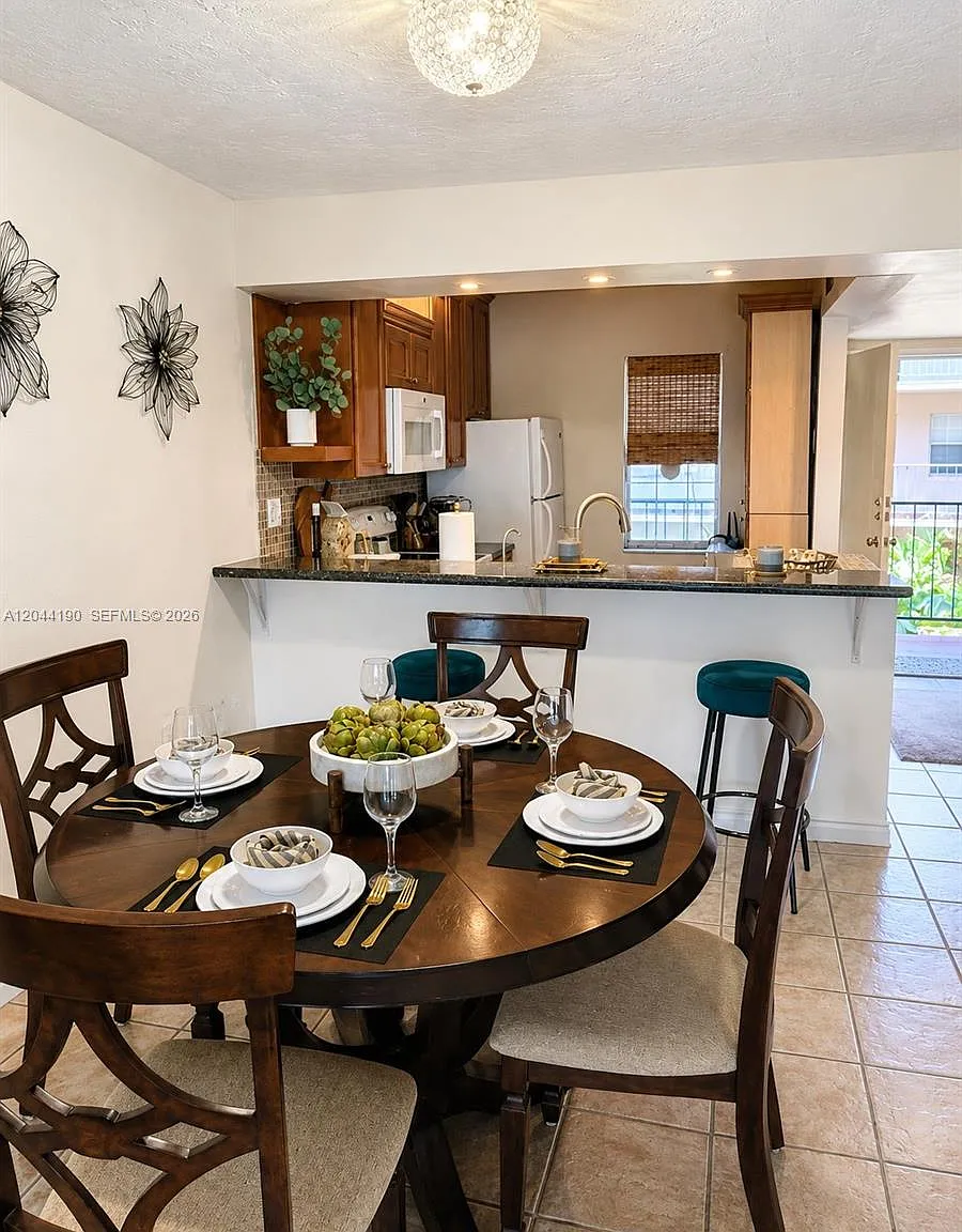Somerset No 1 Condo — Photo 1