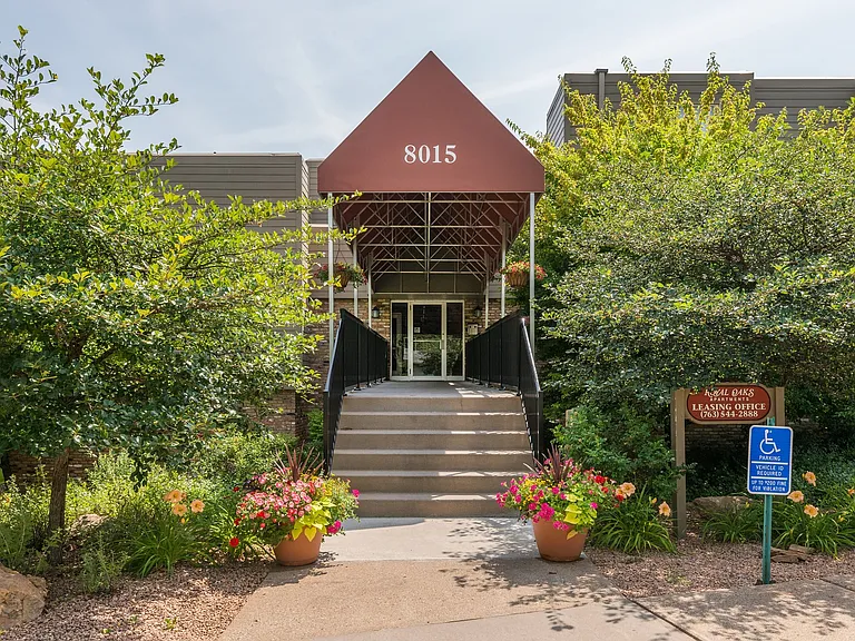 Royal Oaks Apartments — Photo 12