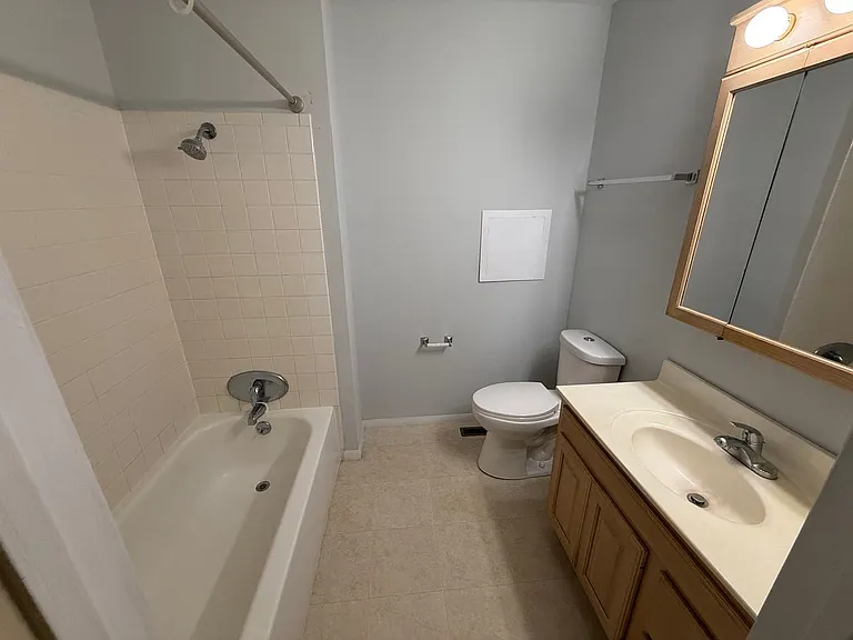 100 Bristol Ct — Photo 9