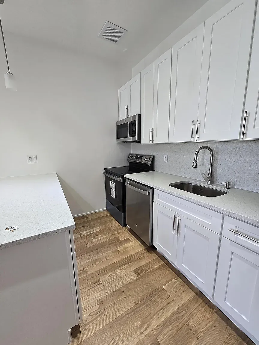 9 Grant Avenue — Photo 3