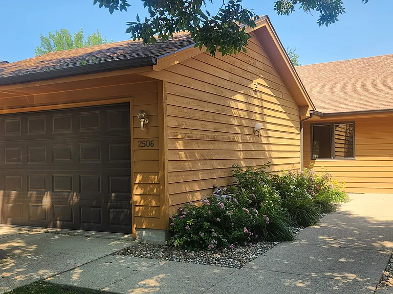Middle unit of a one level tri-plex
with one and a half size attached garage