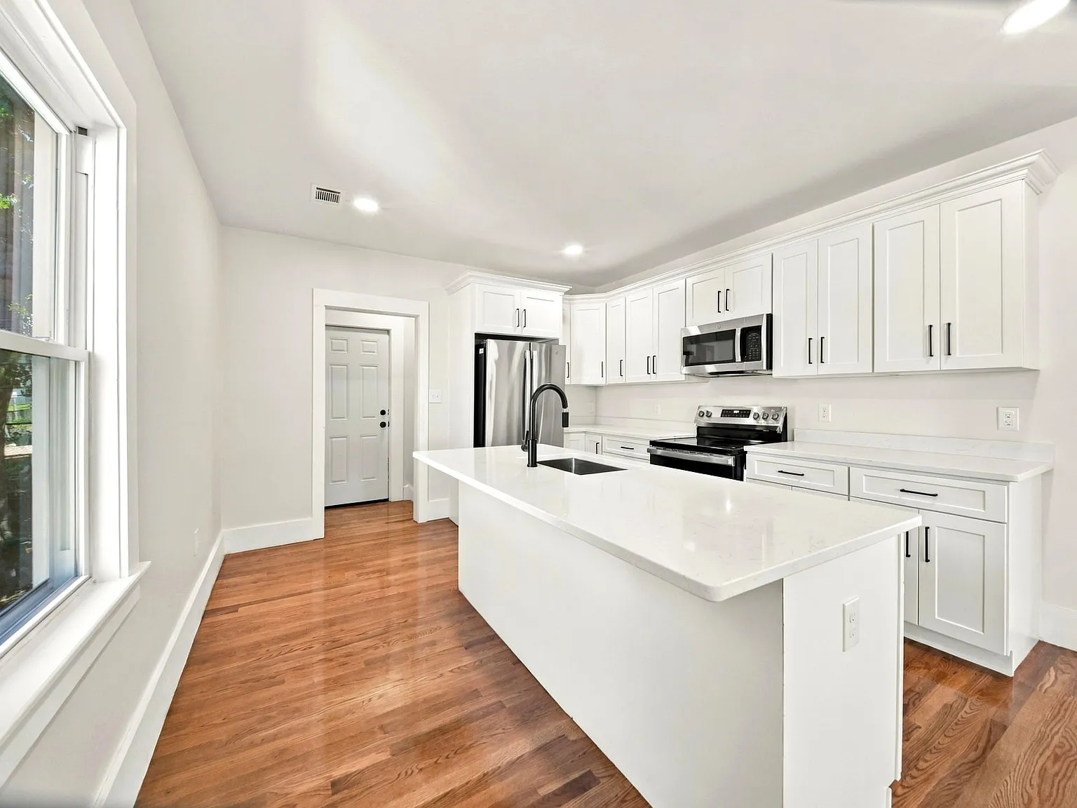 4 bed, $4,000 — Photo 3