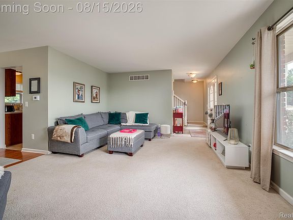 4th image of 8376 Oak Ridge Dr