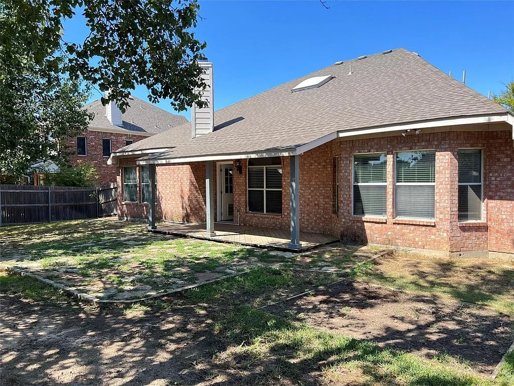 3 bed, 2.0 bath, 2276 sqft, $2,400 — Photo 2