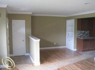 33620 Hillcrest Dr, Farmington, MI