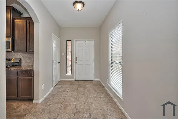 3 bed, 2110 sqft, $2,500 — Photo 1
