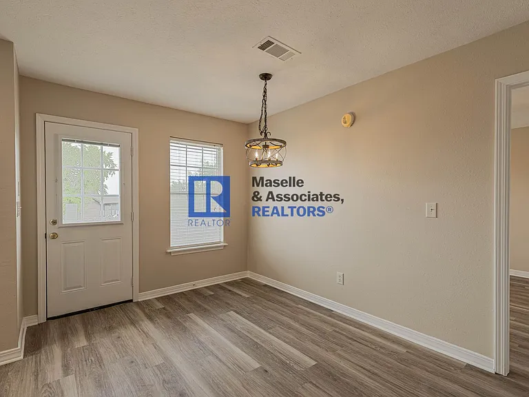 413 Woodlake Ln — Photo 17