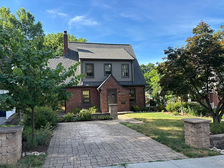 2412 Alberta Ave SW — Photo 3