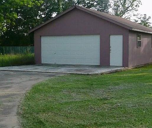 Detached garage 