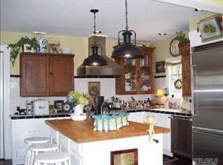 55 Bergen Ln, Blue Point, NY 11715