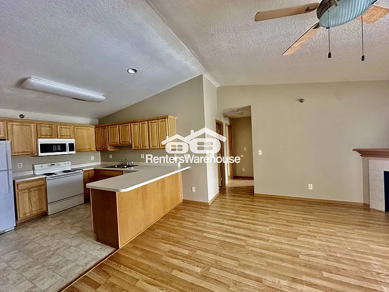 5924 Sutton Pl #10 — Photo 2