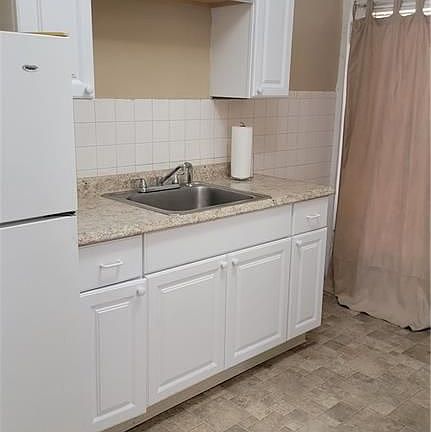 4th image of 418 Skillen St Building 420-5