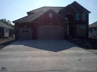 19505 Springbrook Dr, Macomb, MI 48044