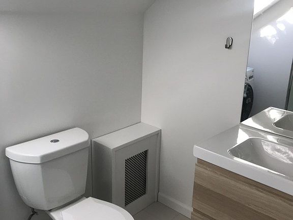 4th image of 3923 48th St APT 1R