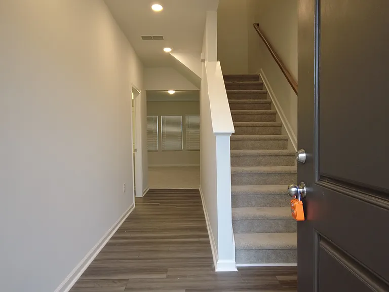 806 McKenzie Park Ter — Photo 5