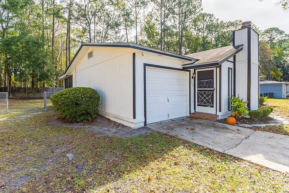 3 bed, 1172 sqft, $1,900 — Photo 2