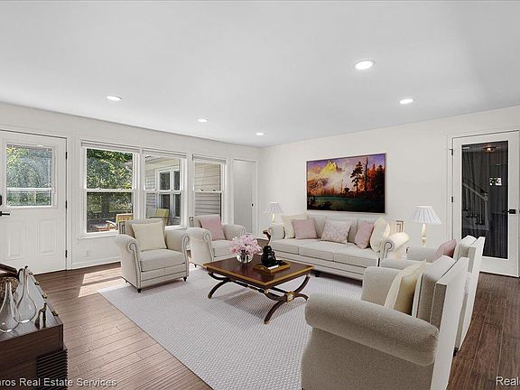 5th image of 615 Lakepointe St