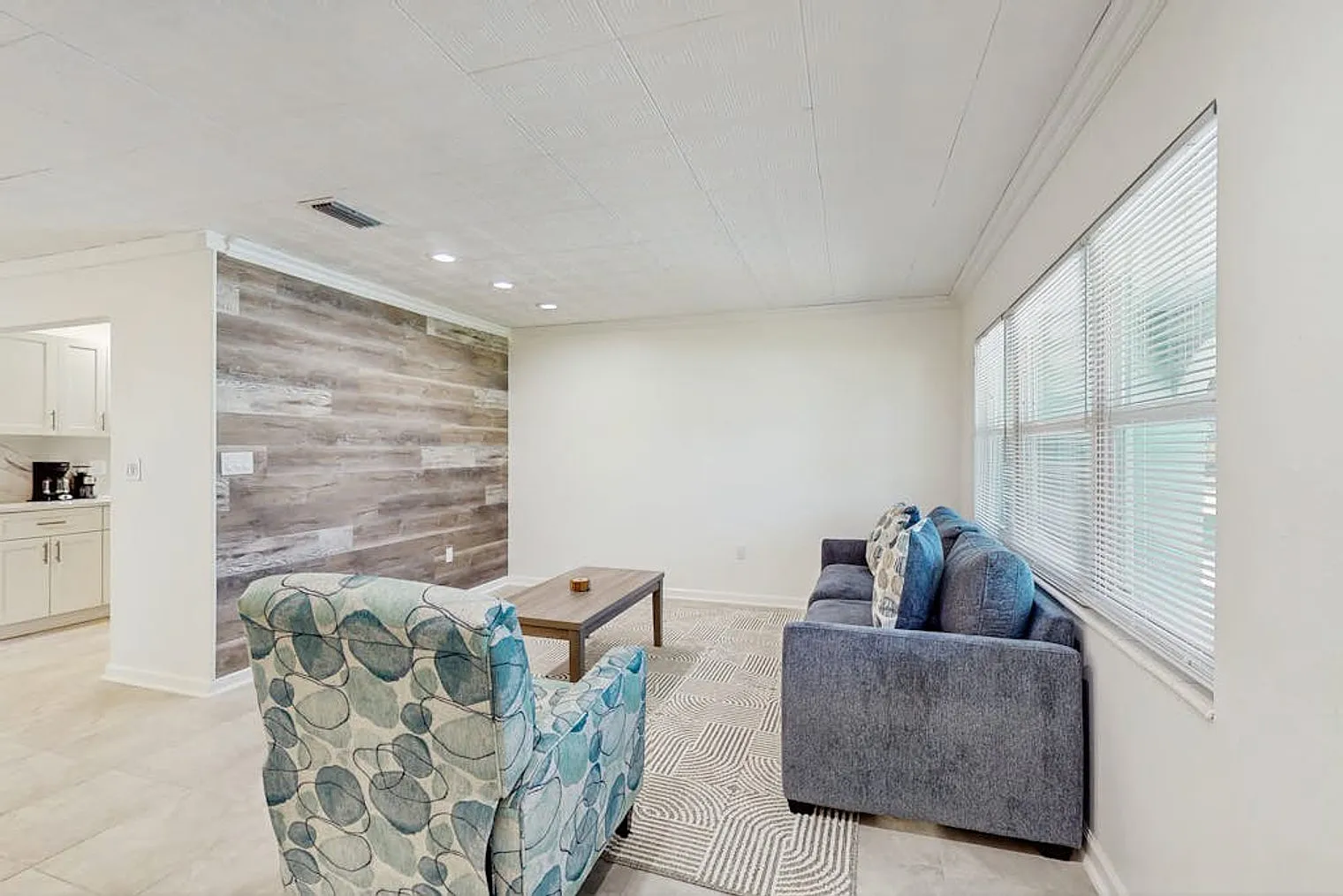 3 bed, 2.0 bath, 1915 sqft, $3,402 — Photo 3
