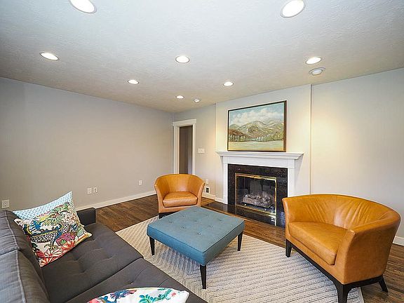 3rd image of 2060 E Marwood Dr