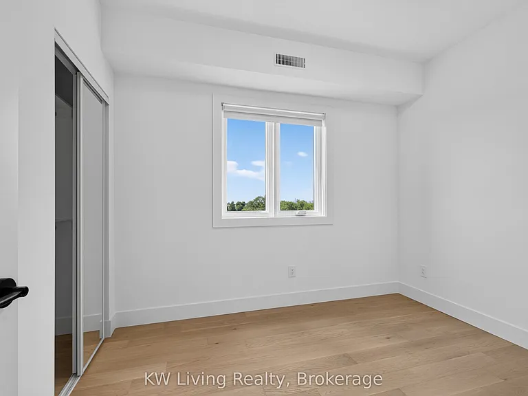484 Westmount Ave — Photo 21