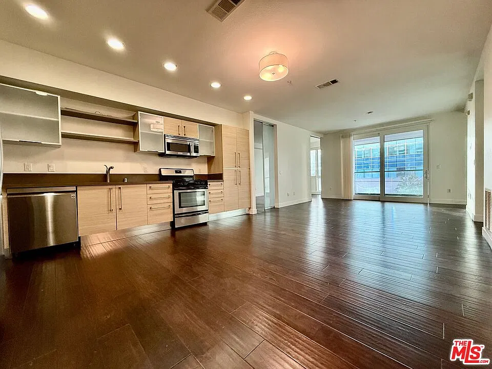 2 bed, 2.0 bath, 1140 sqft, $3,000 — Photo 2