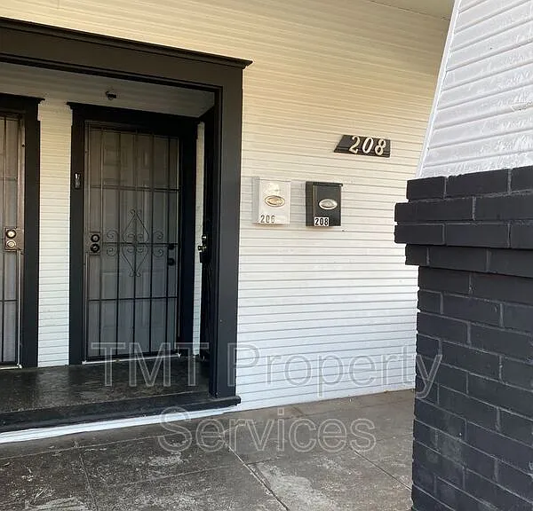 202-208 W Oak St #208 W OAK STREET — Photo 5