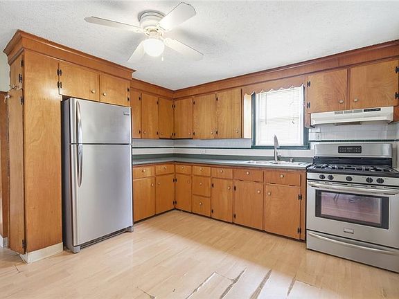 4th image of 10 Jones Ave