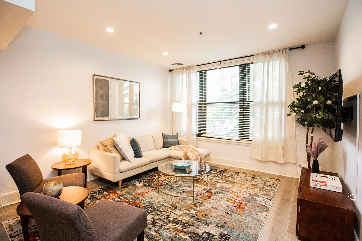 Building Photo - 1387 Washington St #203