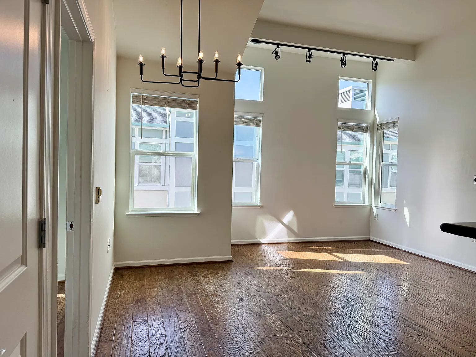 2 bed, 861 sqft, $2,950 — Photo 2