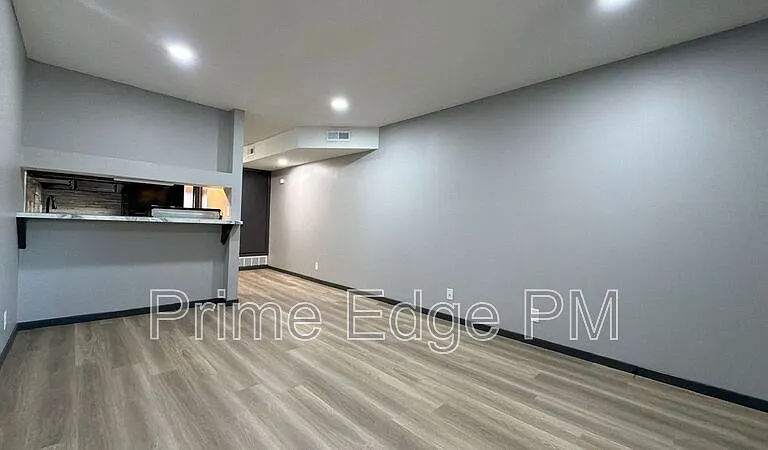 1121 N 28th St #6 — Photo 8
