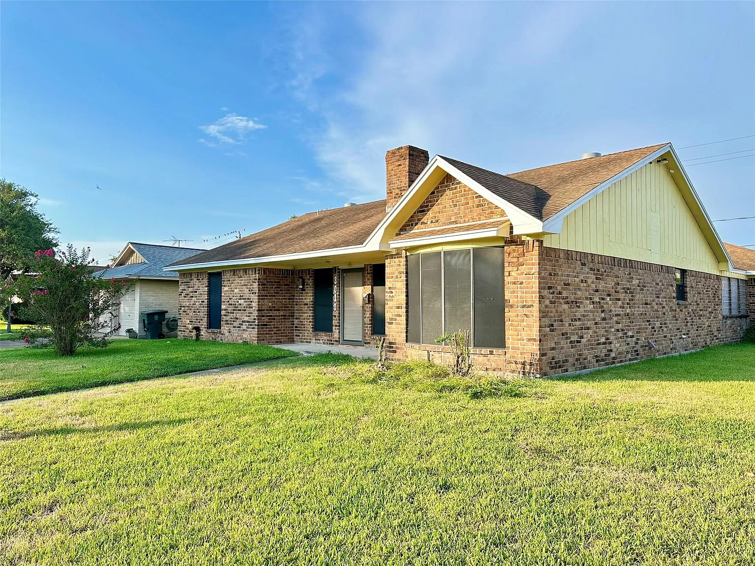 3 bed, 2.0 bath, 2370 sqft, $2,400 — Photo 2
