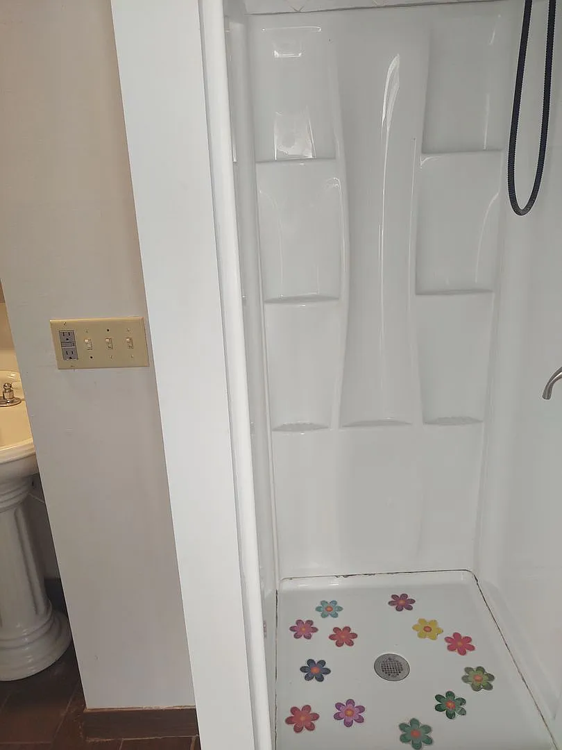 Beautifully Renovated 4-Bedroom Home Near Garfield Park — Photo 3