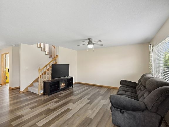 2nd image of 375 SE Carefree Ln